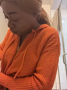 Snapshot of MommyConfident chatting on December 2024 04:33:01 AM MommyConfident online show from December 2024 04:33:01 AM