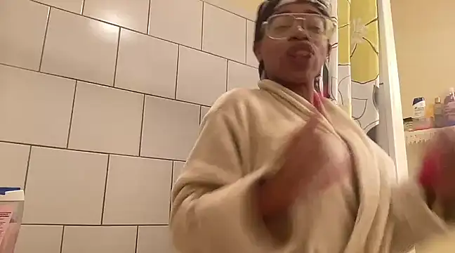 Snapshot of MommyConfident chatting on January 2025 12:28:01 AM MommyConfident online show from January 2025 12:28:01 AM