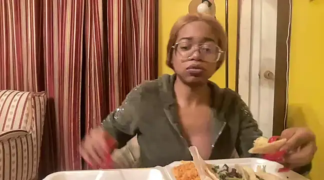 Snapshot of MommyConfident chatting on January 2025 04:06:01 AM MommyConfident online show from January 2025 04:06:01 AM