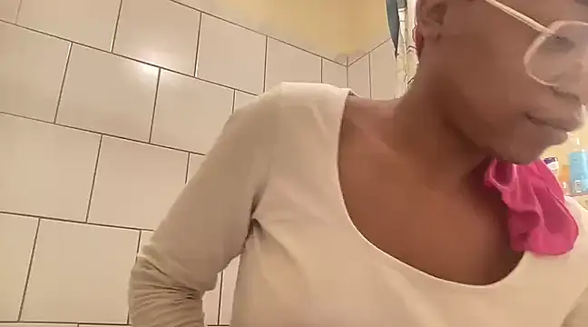 Snapshot of MommyConfident chatting on January 2025 03:43:01 AM MommyConfident online show from January 2025 03:43:01 AM