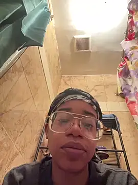 Snapshot of MommyConfident chatting on January 2025 10:49:02 PM MommyConfident online show from January 2025 10:49:02 PM