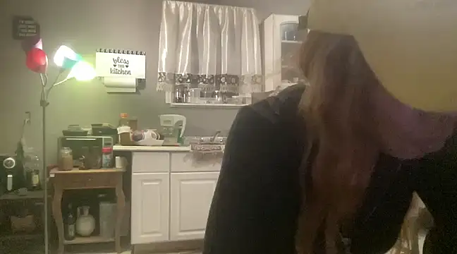 Snapshot of MommyConfident chatting on January 2025 09:33:02 AM MommyConfident online show from January 2025 09:33:02 AM