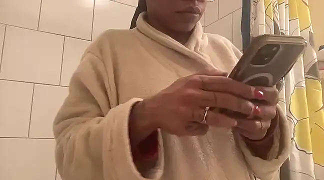 Snapshot of MommyConfident chatting on February 2025 01:34:01 AM MommyConfident online show from February 2025 01:34:01 AM