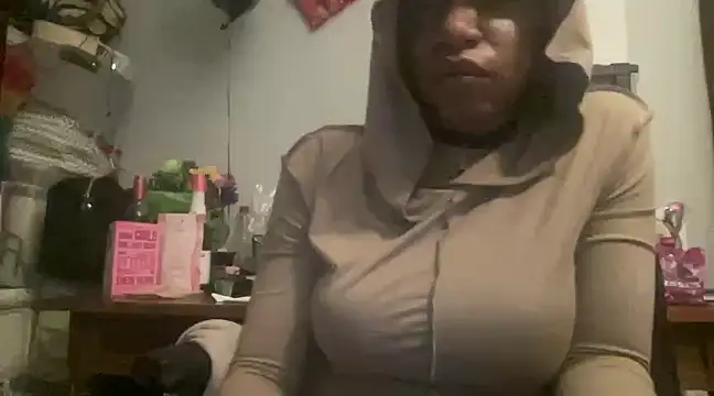 Snapshot of MommyConfident chatting on February 2025 04:48:02 AM MommyConfident online show from February 2025 04:48:02 AM