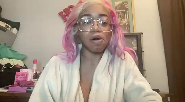 Snapshot of MommyConfident chatting on March 2025 12:04:01 AM MommyConfident online show from March 2025 12:04:01 AM