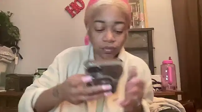 Snapshot of MommyConfident chatting on March 2025 03:47:02 PM MommyConfident online show from March 2025 03:47:02 PM