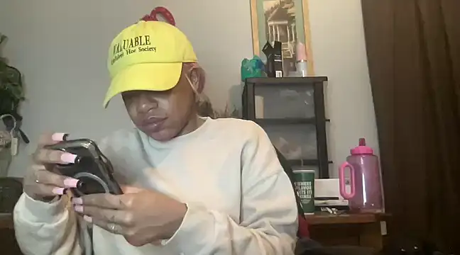 Snapshot of MommyConfident chatting on March 2025 01:56:02 AM MommyConfident online show from March 2025 01:56:02 AM