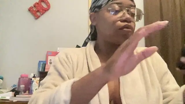 Snapshot of MommyConfident chatting on October 2025 01:42:02 PM MommyConfident online show from October 2025 01:42:02 PM