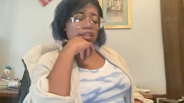 Snapshot of MommyConfident chatting on October 2025 02:38:01 PM MommyConfident online show from October 2025 02:38:01 PM