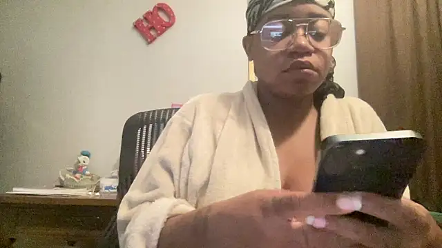 Snapshot of MommyConfident chatting on October 2025 01:34:01 PM MommyConfident online show from October 2025 01:34:01 PM