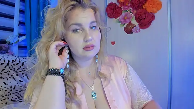 CoraSwon online show from October 2025 07:23:02 PM