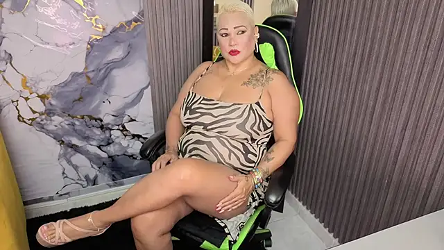 Snapshot of GianellaCox_ chatting on May 2026 12:00:02 PM GianellaCox online show from May 2026 12:00:02 PM