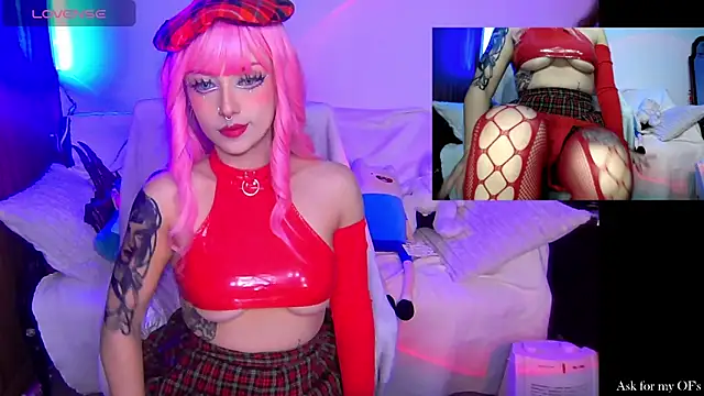 Snapshot of HollyDominic chatting on December 2025 04:46:01 PM HollyDominic online show from December 2025 04:46:01 PM