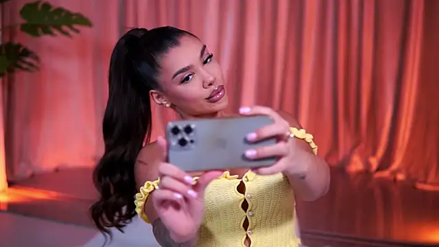 NatyDesiree online show from April 2026 07:25:01 PM