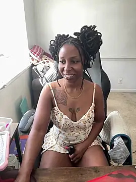 Snapshot of LeyaHoneybuns chatting on April 2026 04:07:01 PM LeyaHoneybuns online show from April 2026 04:07:01 PM