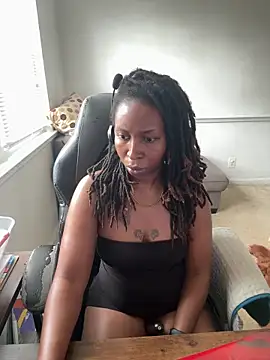Snapshot of LeyaHoneybuns chatting on May 2026 04:04:02 PM LeyaHoneybuns online show from May 2026 04:04:02 PM