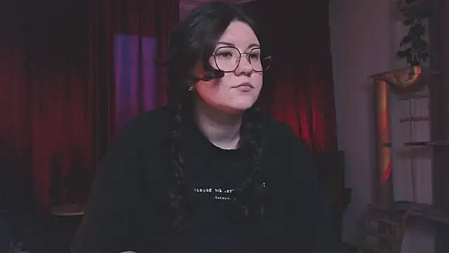 Laura Karamazov online show from March 2025 03:35:01 PM