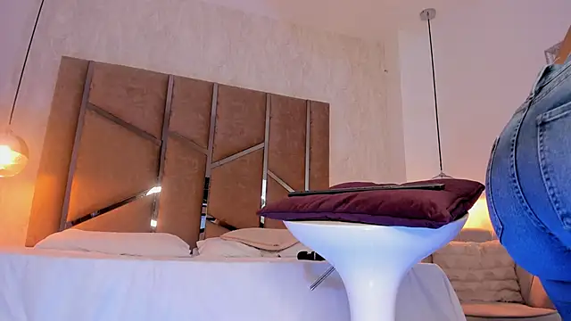 Martinaa Jones  online show from September 2025 07:25:02 PM