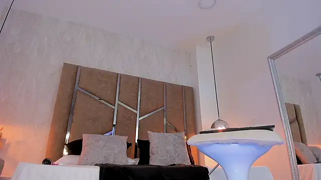 Martinaa Jones  online show from December 2025 12:10:02 PM