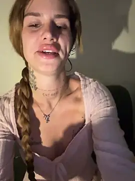 EmiliaCatalina online show from June 2026 11:19:01 PM