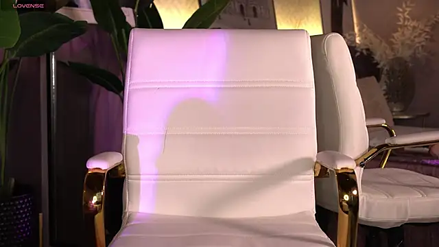 Snapshot of ElleDiane chatting on March 2025 04:13:01 AM ElleDiane online show from March 2025 04:13:01 AM