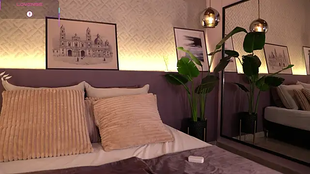 Snapshot of ElleDiane chatting on September 2025 10:42:01 PM ElleDiane online show from September 2025 10:42:01 PM