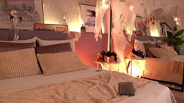 Snapshot of ElleDiane chatting on October 2025 01:28:01 AM ElleDiane online show from October 2025 01:28:01 AM