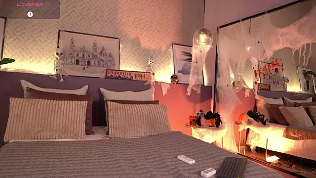 Snapshot of ElleDiane chatting on October 2025 11:46:01 PM ElleDiane online show from October 2025 11:46:01 PM