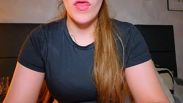 Sweetninaaa online show from May 2026 07:42:02 PM