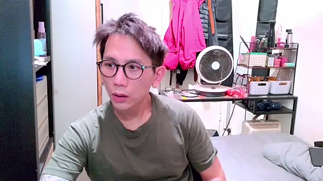 Snapshot of UndreamtM chatting on February 2026 04:27:02 PM UndreamtM online show from February 2026 04:27:02 PM