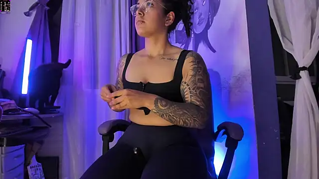 Snapshot of witchviolet chatting on November 2025 11:15:01 PM witchviolet online show from November 2025 11:15:01 PM