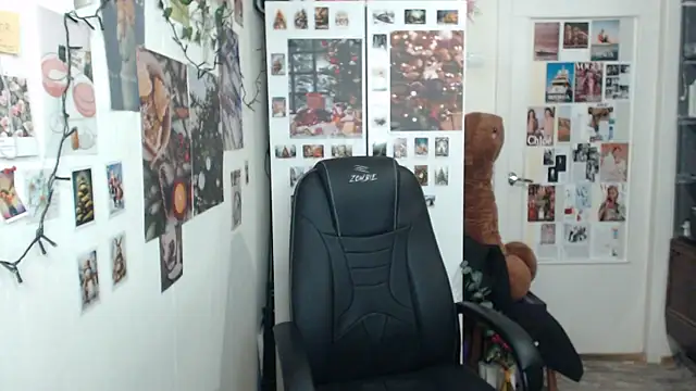 Snapshot of CapriScorpion chatting on January 2025 04:39:01 PM CapriScorpion online show from January 2025 04:39:01 PM