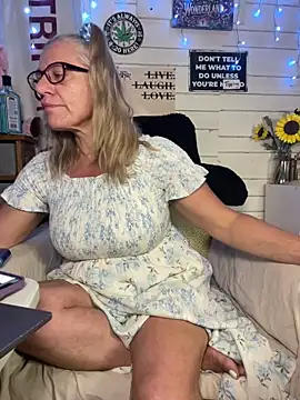 Snapshot of TrenaAnne chatting on May 2026 05:52:02 PM TrenaAnne online show from May 2026 05:52:02 PM