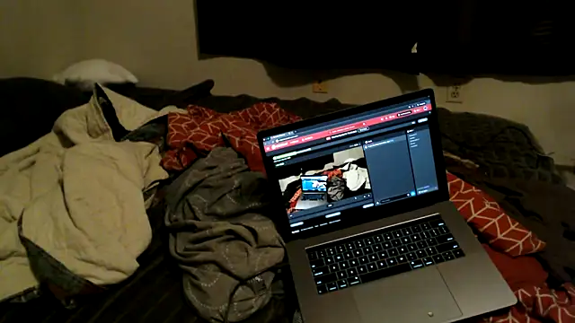 Snapshot of CreamyAustin chatting on December 2025 01:44:01 AM CreamyAustin online show from December 2025 01:44:01 AM