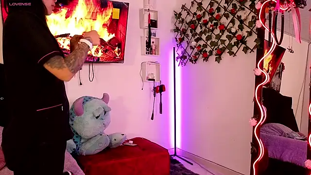 Alaia Asuka online show from September 2025 12:48:02 AM