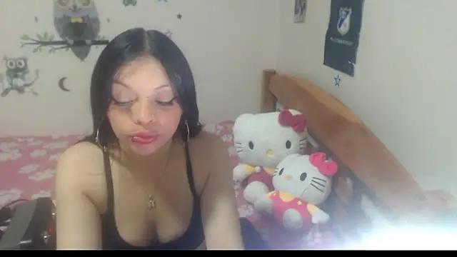 Snapshot of montthbluee chatting on December 2025 07:05:01 AM montthbluee online show from December 2025 07:05:01 AM