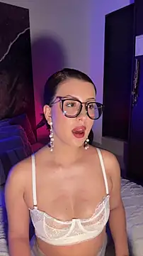 EmaSaenz online show from December 2025 09:01:01 PM