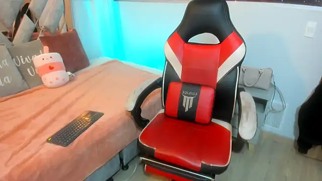 Snapshot of Kendall_Sophy chatting on December 2024 07:21:02 PM Kendall Sophy online show from December 2024 07:21:02 PM