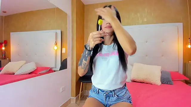 Snapshot of Little_Jenni chatting on February 2025 06:37:01 PM Little Jenni online show from February 2025 06:37:01 PM