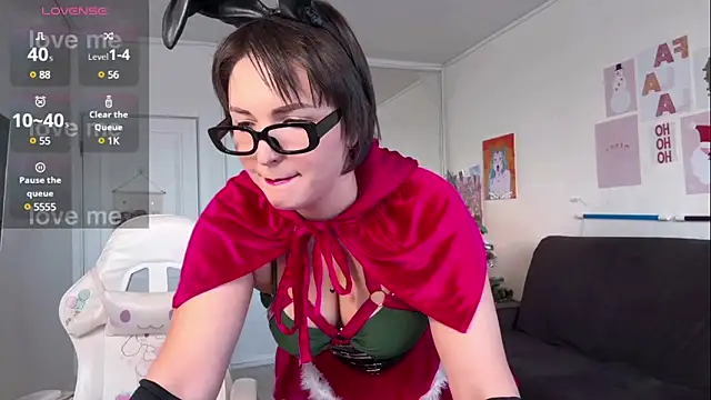 HoneySweetBee online show from December 2024 12:25:02 PM