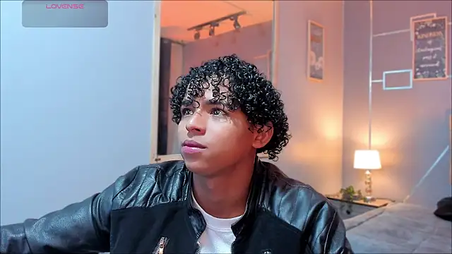 Snapshot of Noah_Smith04 chatting on December 2025 01:27:01 PM Noah Smith04 online show from December 2025 01:27:01 PM