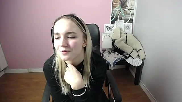 Snapshot of viktoria_lovely chatting on December 2024 11:17:01 AM viktoria lovely online show from December 2024 11:17:01 AM