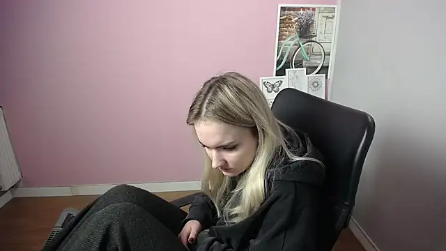 Snapshot of viktoria_lovely chatting on December 2024 09:50:02 AM viktoria lovely online show from December 2024 09:50:02 AM