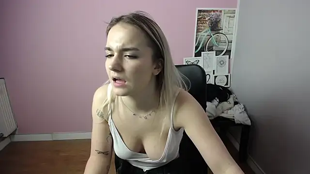 Snapshot of viktoria_lovely chatting on January 2025 09:28:01 AM viktoria lovely online show from January 2025 09:28:01 AM