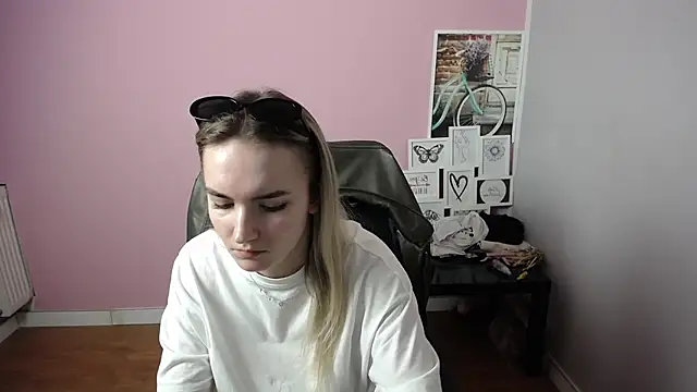 Snapshot of viktoria_lovely chatting on March 2025 12:20:01 PM viktoria lovely online show from March 2025 12:20:01 PM