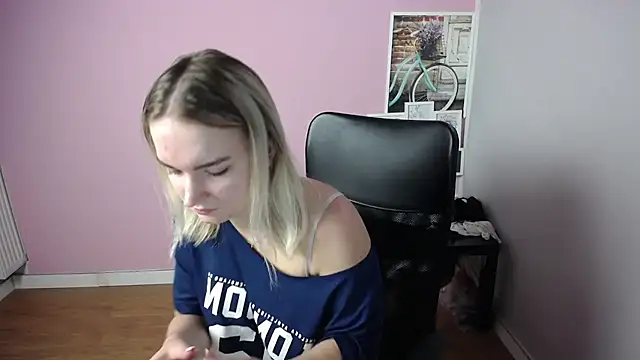 Snapshot of viktoria_lovely chatting on September 2025 06:35:01 AM viktoria lovely online show from September 2025 06:35:01 AM