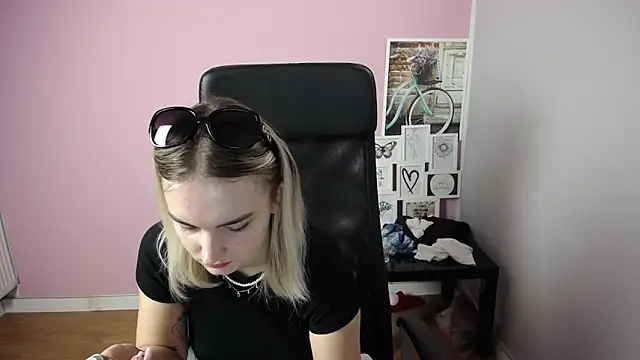 Snapshot of viktoria_lovely chatting on September 2025 09:21:02 AM viktoria lovely online show from September 2025 09:21:02 AM