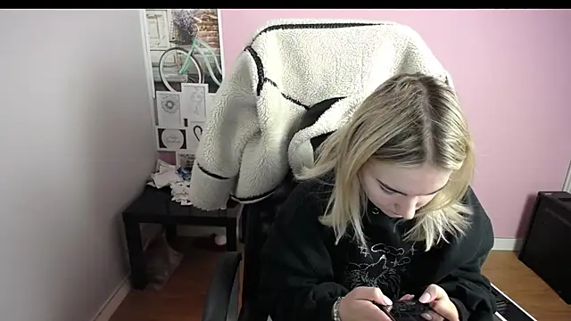 Snapshot of viktoria_lovely chatting on December 2025 09:37:02 AM viktoria lovely online show from December 2025 09:37:02 AM