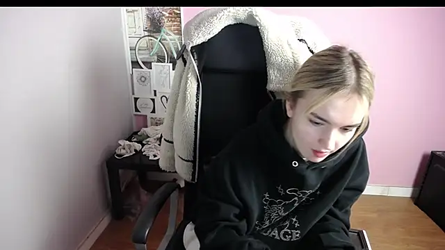 Snapshot of viktoria_lovely chatting on December 2025 06:55:01 AM viktoria lovely online show from December 2025 06:55:01 AM