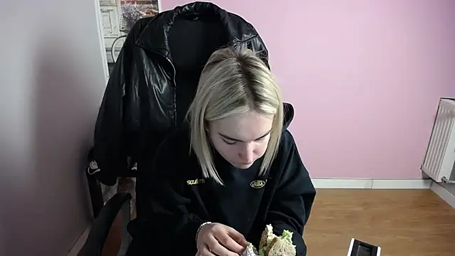 Snapshot of viktoria_lovely chatting on February 2026 06:32:02 AM viktoria lovely online show from February 2026 06:32:02 AM